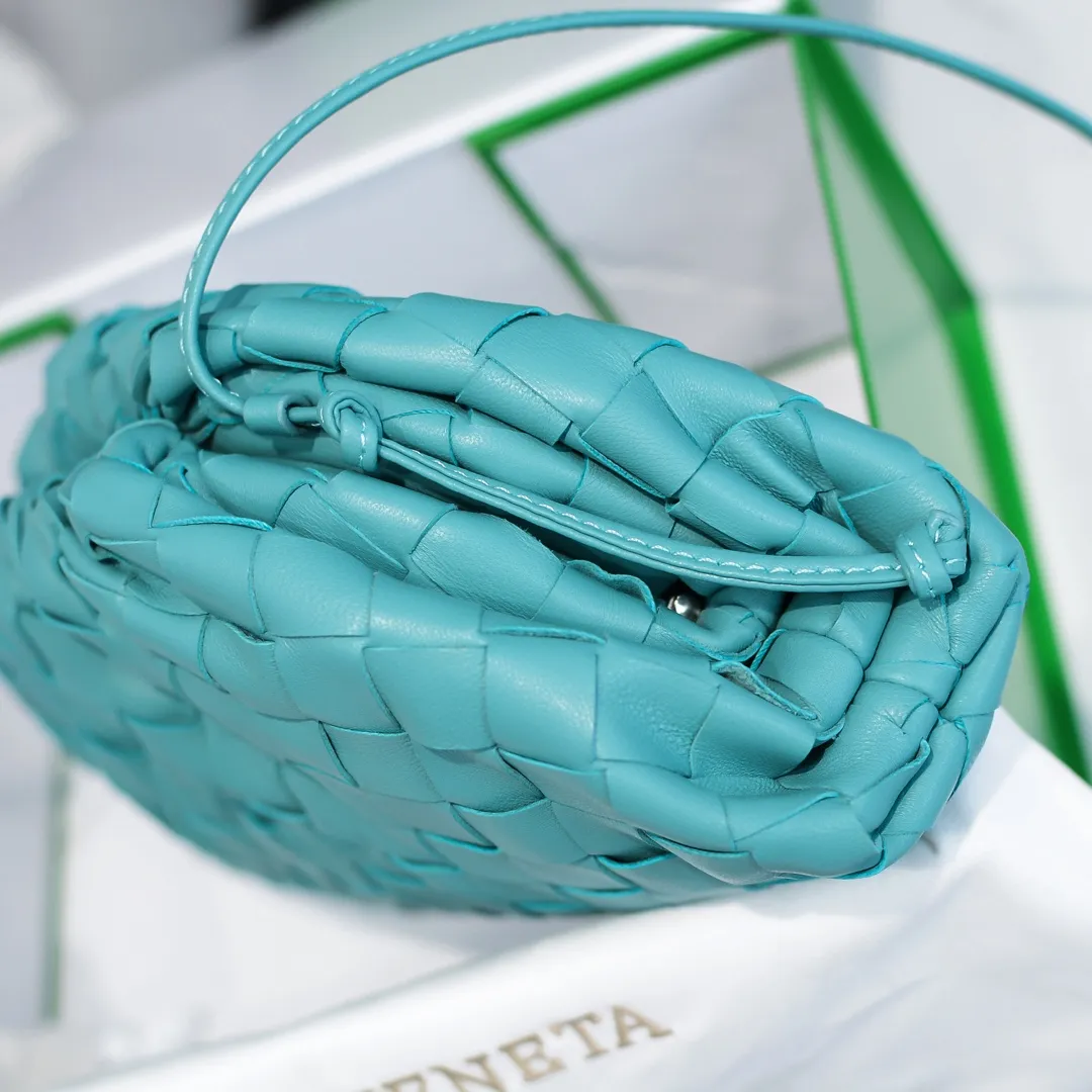 BV cloud bag is in stock, coarse weave, large plaid weave, the pouch cloud bag. Needless to say, this year's most popular bag is not without its reason. The minimalist and slightly wrinkled design is both advanced and a bit lazy. After the new designer came, he directly changed it to a large weave and became super young. It also has a touch of fashion. You must buy it. This year's must-have bag. Size: 22×12×7cm. Real shot ❤️